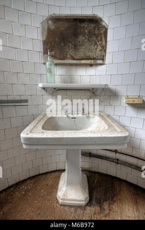 Schmutziges Badezimmer in einem verlassenen Haus Stockfoto