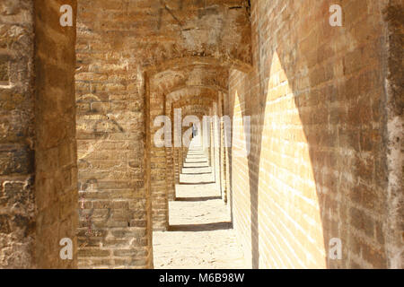 Schatten in die äußere Torbogen von Si-o se Pol, einer der vielen alten Brücken über den Fluss Zayandeh Rud in Esfahan/Isfahan, Iran. Stockfoto