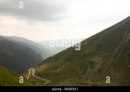 Teil des berühmten Transfagarasan Pass Road in der Region Siebenbürgen in Rumänien an einem regnerischen Tag. Stockfoto