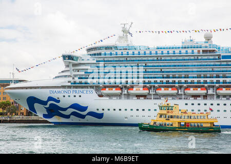 Sydney Fähre geht Kreuzfahrtschiff Diamond Princess, Circular Quay, Sydney günstig Stockfoto