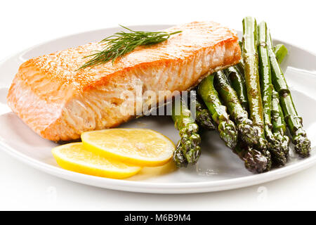 Gegrillter Lachs und Spargel Stockfoto
