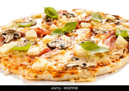 Pizza Hawaii auf weißem Hintergrund Stockfoto