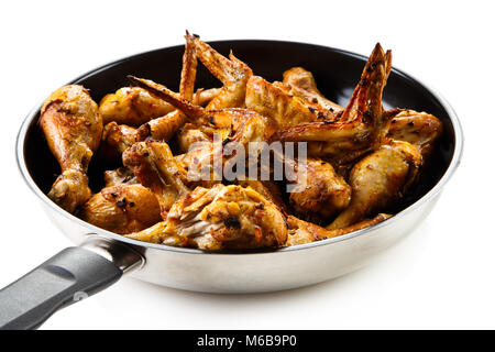 Fried Chicken Drumsticks und Flügel in der Pfanne auf weißem Hintergrund Stockfoto