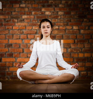 Frau trainieren Yoga gegen Mauer Stockfoto