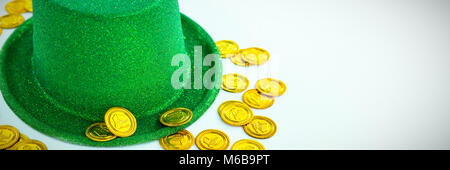 St. Patricks Tag leprechaun hat und Schokolade Goldmünzen Stockfoto