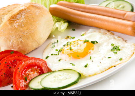 Frühstück - Spiegeleier und Würstchen Stockfoto