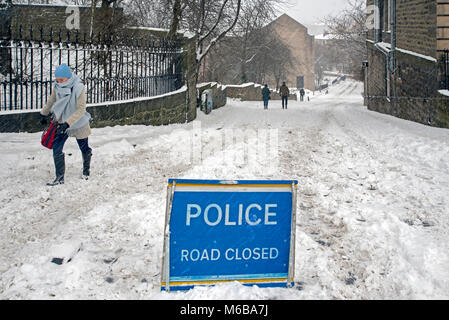 Gloucester Straße in Stockbridge, Edinburgh, für den Verkehr gesperrt wegen Schnee Stockfoto