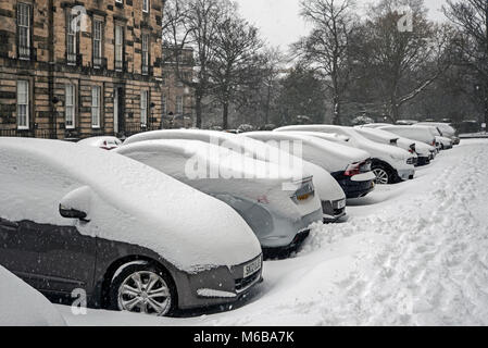 Autos im Schnee in Gloucester Place in der New Town von Edinburgh. Stockfoto