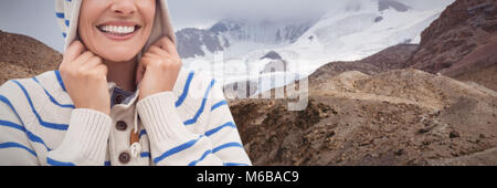 Das zusammengesetzte Bild im Porträt der fröhliche Frau tragen Sweater mit Kapuze Stockfoto