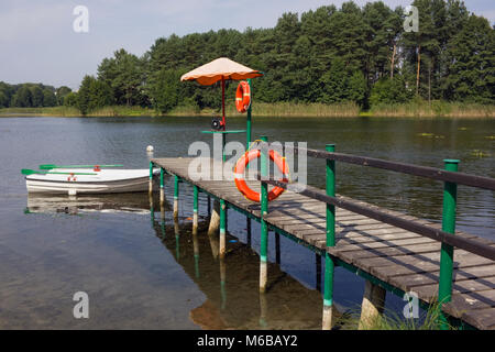 Auf der Stadt See Es ist ein Beitrag zur Rettung der Menschen ertrunken. Es gibt Boote, Dock und Leben Boje. Sonnigen Tag im August Landschaft Stockfoto