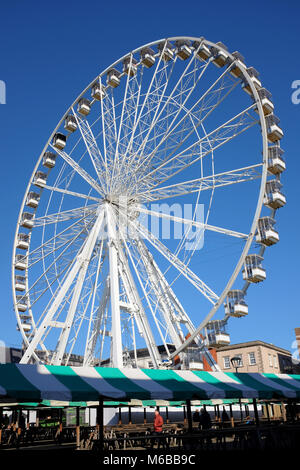 Chesterfield, Derbyshire, UK. Februar 25, 2018. Touristen fahren hoch über dem Marktplatz auf dem temporären Riesenrad auf 73171. Stockfoto