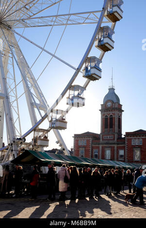 Chesterfield, Derbyshire, UK. Februar 25, 2018. Touristen Queuing und Reiten auf dem Riesenrad mit Silhouette der Stadt Hall Clock Tower. Stockfoto