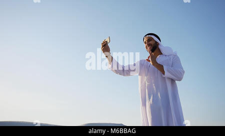 Portrait von arabischen Scheich Mann mit Gadget, kommuniziert in Stockfoto