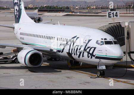 LAS VEGAS, USA - 15. APRIL 2014: die Boeing 737 von Alaska Airlines in Las Vegas McCarran International Airport. Mit 137 B 737 in der Flotte ist die 7 larg Stockfoto