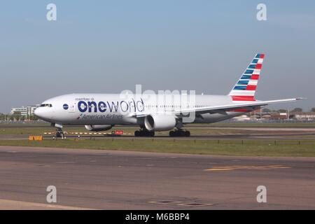 LONDON GroBbritannien 16 April 2014 American Airlines Boeing 777 in der Oneworld Alliance livery nach der Landung am Flughafen London Heathrow. Oneworld tragt mehr Stockfotografie Alamy