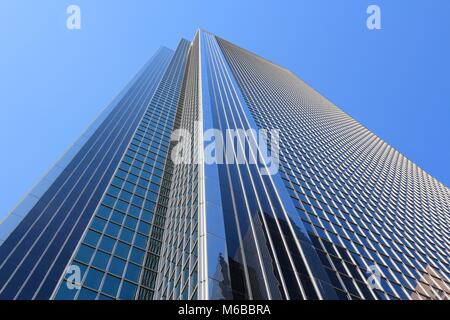 LOS ANGELES, USA - April 5, 2014: Zwei California Plaza Hochhaus in Los Angeles. Das Gebäude ist 229 m hoch und ist die 3. höchste Gebäude in Califo Stockfoto