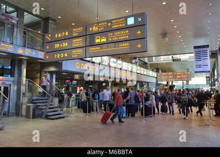 Krakau, Polen - 12. MAI 2014: Menschen bei Internationalen Flughafen Krakau in Polen warten. Der Flughafen hatte 3,6 Millionen Passagiere in 2013 (Platz 2 im Graph-Modus Pol Stockfoto