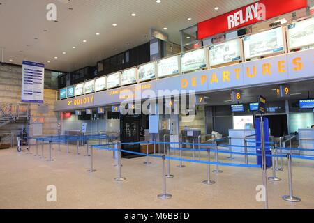 Krakau, Polen - 12. MAI 2014: Innenansicht des Internationalen Flughafen Krakau in Polen. Der Flughafen hatte 3,6 Millionen Passagiere in 2013 (Platz 2 in P Stockfoto