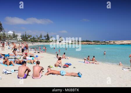 NISSI BEACH, Zypern - 16. MAI 2014: Menschen bei Nissi Beach entspannen Sie in Zypern. Tourismus macht etwa 10 Prozent der Zypern-Budget mit 2,4 Millionen jährlichen arr Stockfoto