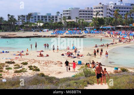 NISSI BEACH, Zypern - 16. MAI 2014: Menschen bei Nissi Beach entspannen Sie in Zypern. Tourismus macht etwa 10 Prozent der Zypern-Budget mit 2,4 Millionen jährlichen arr Stockfoto