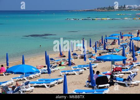 PROTARAS, Zypern - 17. MAI 2014: Menschen bei Sunrise Beach in Protaras, Zypern entspannen. Tourismus macht etwa 10 Prozent der Zypern-Budget mit 2,4 Millionen a Stockfoto