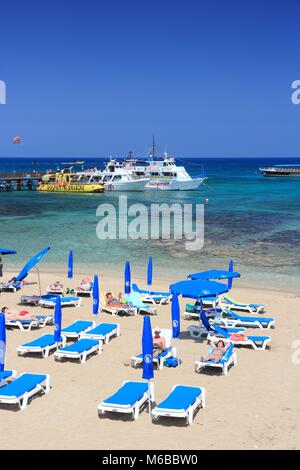 PROTARAS, Zypern - 17. MAI 2014: Menschen bei Sunrise Beach in Protaras, Zypern entspannen. Tourismus macht etwa 10 Prozent der Zypern-Budget mit 2,4 Millionen a Stockfoto