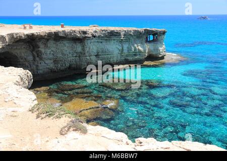 Zypern - Mittelmeerküste. Meer Höhlen in der Nähe von Ayia Napa. Stockfoto