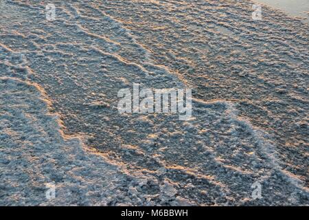 Larnaca, Zypern - trocknen Salz am Ufer des Salt Lake im Abendlicht. Stockfoto