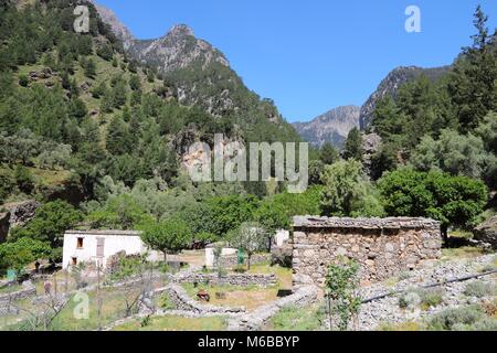 Insel Kreta in Griechenland. Verlassenes Dorf in Samaria Schlucht in den Lefka Ori Berge. Stockfoto