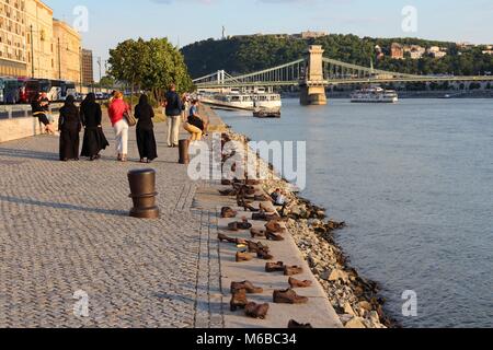 BUDAPEST, Ungarn - 21. JUNI 2014: die Menschen besuchen Sie berühmte Schuh Denkmal in Budapest Böschung. 3,3 Millionen Menschen leben im Großraum Budapest. Es Stockfoto