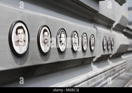 BUDAPEST, Ungarn - 19. JUNI 2014: Fotos von Opfern der faschistischen und kommunistischen Regimes außerhalb des Haus des Terrors, Budapest. 3.000 Zivilisten wurden getötet, ich Stockfoto