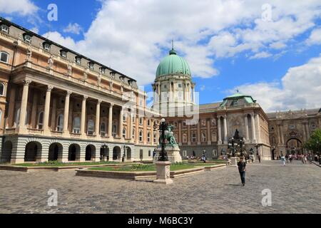 BUDAPEST, Ungarn - 20. JUNI 2014: die Menschen besuchen Schloss Buda in Budapest. Es ist die größte Stadt in Ungarn und der 9. größte in der EU (3,3 Mio. peop Stockfoto