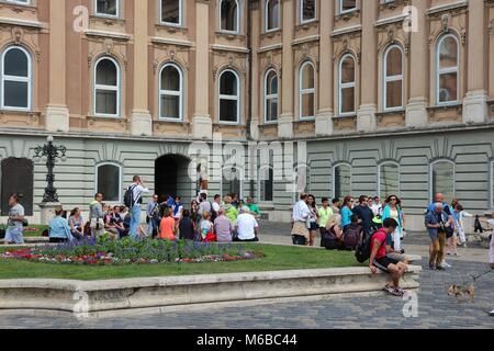 BUDAPEST, Ungarn - 20. JUNI 2014: die Menschen besuchen Schloss Buda in Budapest. Es ist die größte Stadt in Ungarn und der 9. größte in der EU (3,3 Mio. peop Stockfoto