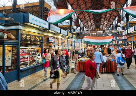 BUDAPEST, Ungarn - 19. JUNI 2014: die Menschen besuchen Große Markthalle in Budapest. Im Jahr 1897 eröffnet wurde, bleibt es die größte und älteste Markthalle in Buda Stockfoto