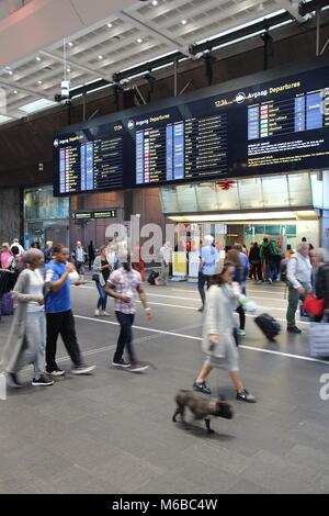 OSLO, Norwegen - 2. AUGUST 2015: Passagiere eilig am Hauptbahnhof von Oslo in Norwegen. Die Station dient 150.000 Fahrgäste täglich. Stockfoto