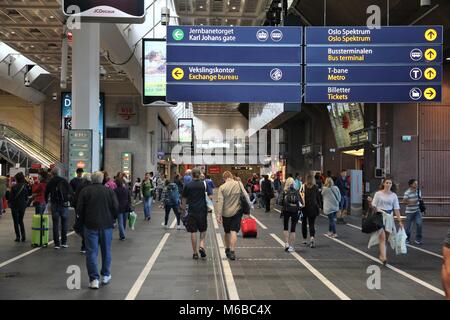 OSLO, Norwegen - 2. AUGUST 2015: Passagiere eilig am Hauptbahnhof von Oslo in Norwegen. Die Station dient 150.000 Fahrgäste täglich. Stockfoto