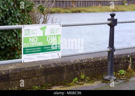 Zeichen auf einem Waliser riverbank Warnung vor flytipping, Wales, UK. Stockfoto