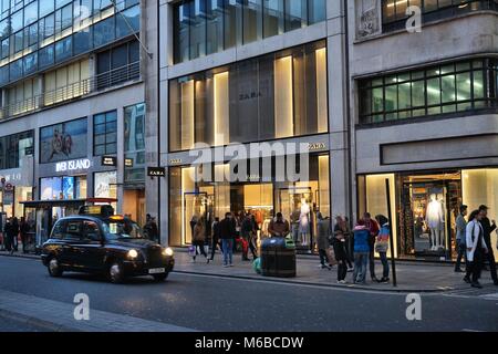 LONDON, Großbritannien - 23 April, 2016: Leute kaufen bei Zara, die Oxford Street in London. Die Oxford Street hat rund eine halbe Million Besucher täglich und 320 Speichern Stockfoto