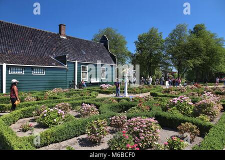 ZAANSE SCHANS, Niederlande - Juli 9, 2017: die Menschen besuchen Zaanse Schans restaurierte Dorf in den Niederlanden. Die beliebte Touristenattraktion hatte 1,6 Mill Stockfoto