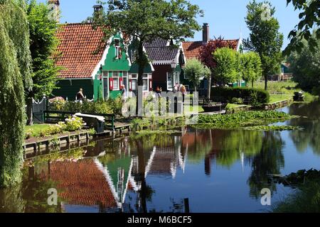 ZAANSE SCHANS, Niederlande - Juli 9, 2017: die Menschen besuchen Zaanse Schans restaurierte Dorf in den Niederlanden. Die beliebte Touristenattraktion hatte 1,6 Mill Stockfoto