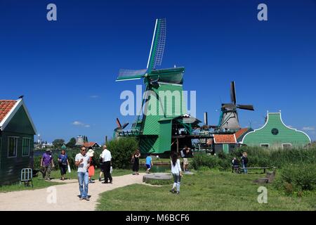 ZAANSE SCHANS, Niederlande - Juli 9, 2017: die Menschen besuchen Zaanse Schans restaurierte Dorf in den Niederlanden. Die beliebte Touristenattraktion hatte 1,6 Mill Stockfoto