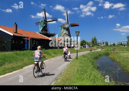 ZAANSE SCHANS, Niederlande - 9. JULI 2017: Radfahrer besuchen Windmühlen von Zaanse Schans. Niederlande hat 35.000 km Radwege physisch voneinander getrennten Stockfoto