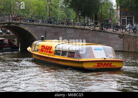 AMSTERDAM, NIEDERLANDE - 10 JULI 2017: DHL Express floating Service Center in Amsterdam, Niederlande. DHL ist Weltmarktführer im Wasser und in der Luft Mai Stockfoto