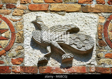 Roanesque relief Details am 11 centruy Vorhalle der Kirche von Santa Maria, Benediktiner Abtei von Pomposa, Emilia-Romagna, Italien. Stockfoto