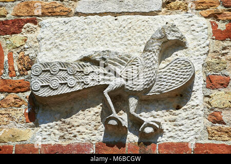 Roanesque relief Details am 11 centruy Vorhalle der Kirche von Santa Maria, Benediktiner Abtei von Pomposa, Emilia-Romagna, Italien. Stockfoto