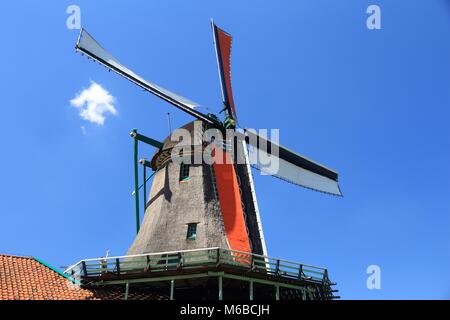 Windmühle in Holland. Alter Industriearchitektur in der "Zaanse Schans" in Zaandam. Stockfoto