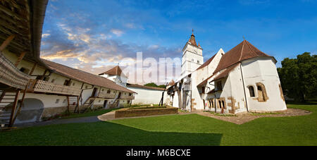 Die mittelalterliche befestigte Kirche von Harman. Eine Romaneque Kirche begann im Jahre 1240 die bei der Zisterzienser Mönche mit gotischen Elementen der Architektur. Harman, Bh ≈ Stockfoto