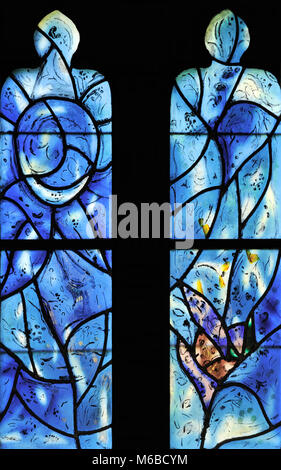 Schöpfung (zweite von fünf Windows Darstellung der Erschaffung von Leben) von Marc Chagall, Kirche von Tudeley, Kent, England Stockfoto