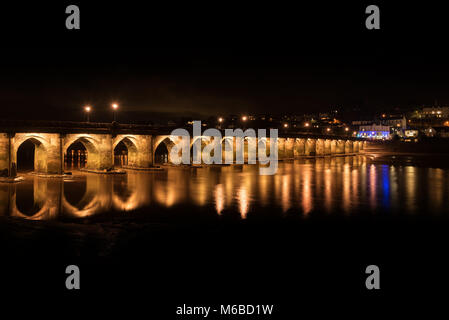 Bideford Brücke über den Fluss Torridge nachts beleuchtet Stockfoto