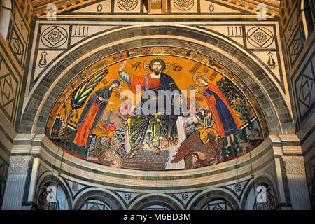 Die mittelalterliche Mosaik von Christus zwischen der Jungfrau Maria und der hl. Minias (1260). . San Miniato al Monte (St. Minias auf dem Berg) Basilika, Florenz, Italien. Stockfoto